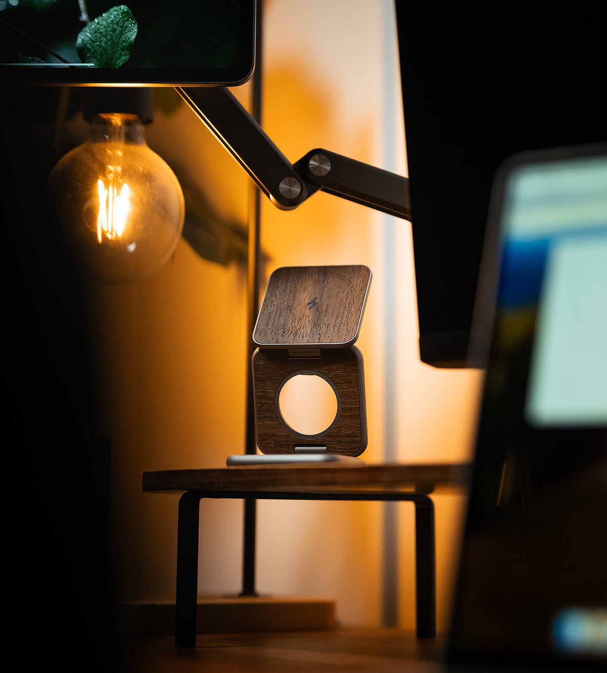 X40 Pro 3-in-1 MagSafe Foldable Charging Stand · Wood Grain